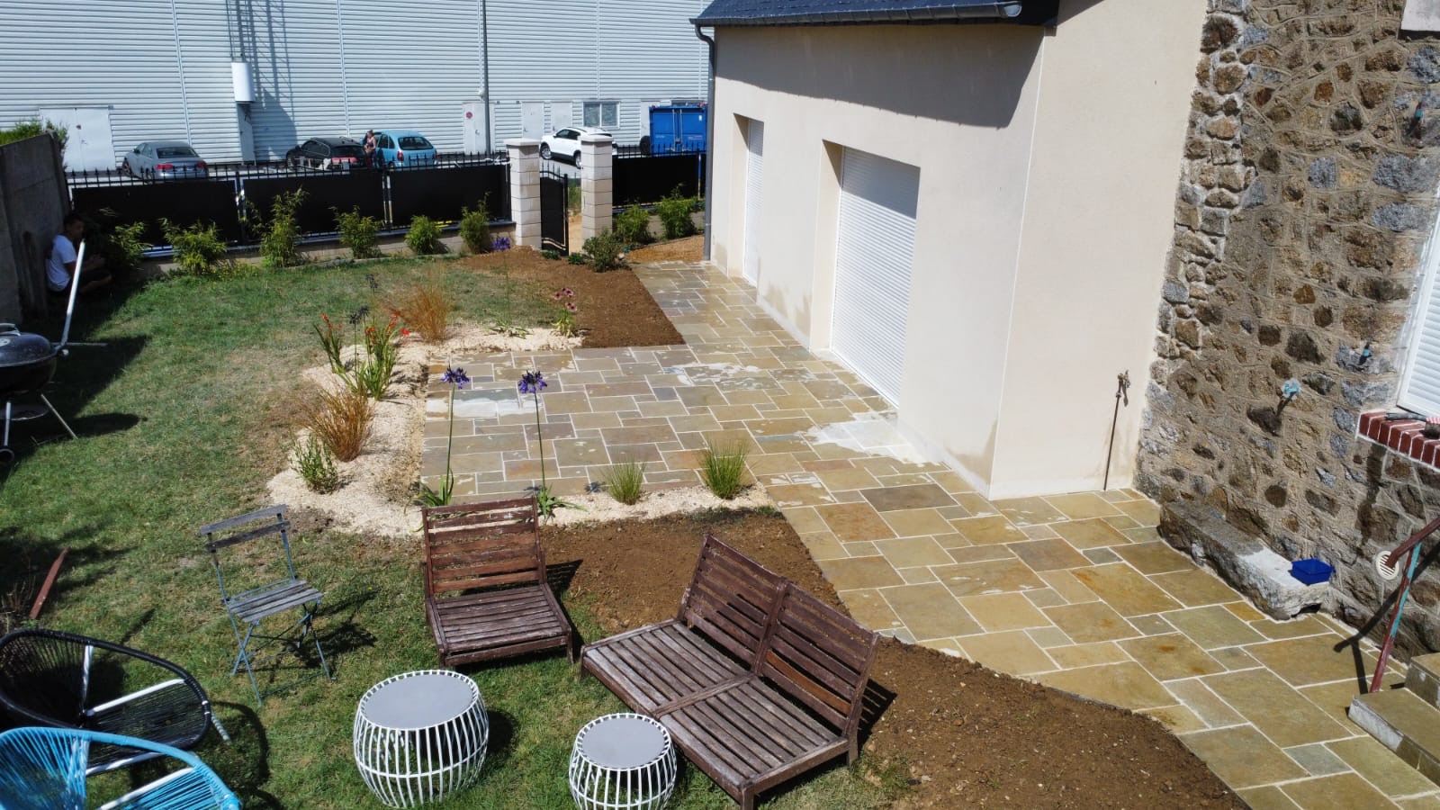 Terrasse en pierre naturelle et plantations réalisée près de Fougères